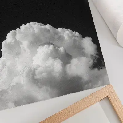 Póster de nubes sobre fondo negro con colores saturados sin detalles innecesarios