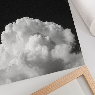 Póster con colores saturados Nubes sobre un fondo negro sin detalles innecesarios