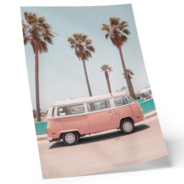 Póster con colores saturados Coche rosa, cielo azul, palmeras altas