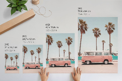 Póster con colores saturados Coche rosa, cielo azul, palmeras altas