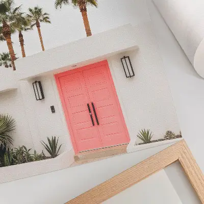 Póster palmeras con arquitectura moderna en colores vivos