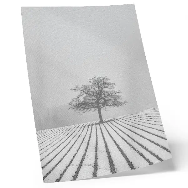 Póster árbol en la nieve con diseño de paisaje invernal minimalista