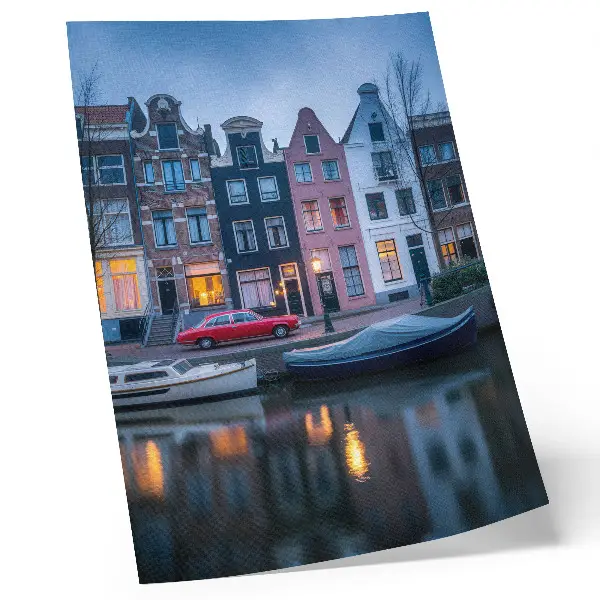Lámina artística de alta calidad edificios de apartamentos coloridos al atardecer reflejados en el agua