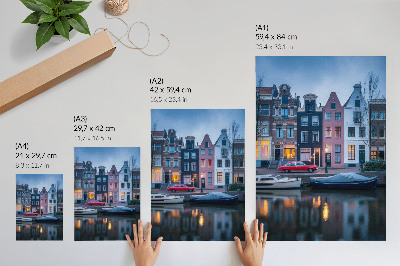 Lámina artística de alta calidad Edificios de apartamentos coloridos, ambiente vespertino, reflejados en el agua.