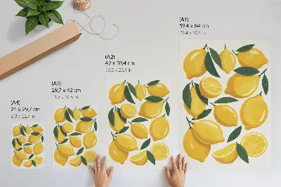 Póster con limones dorados y hojas verdes sobre fondo brillante estático