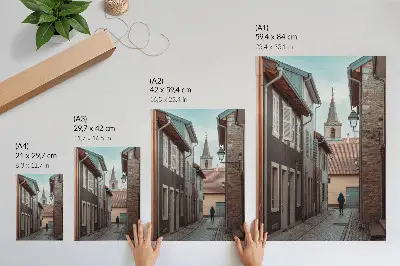 Póster calle estrecha con edificios de viviendas y torre de abrigo azul