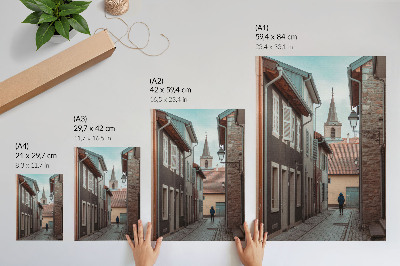 Póster Calle estrecha, edificios de viviendas, torre, abrigo azul