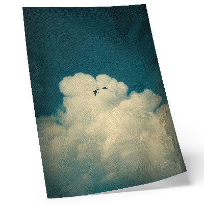 Póster Nubes blancas, cielo turquesa, dos pájaros en el espacio