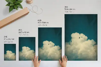 Póster nubes blancas bajo un cielo turquesa con dos pájaros en el espacio