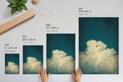 Póster Nubes blancas, cielo turquesa, dos pájaros en el espacio