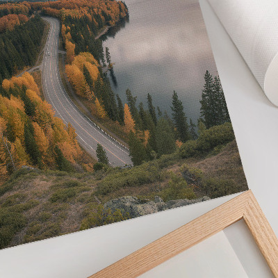Póster con colores saturados Un pintoresco camino entre los árboles junto al lago.