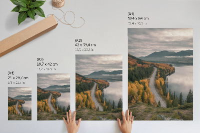 Póster con colores saturados Un pintoresco camino entre los árboles junto al lago.