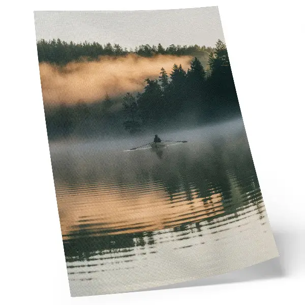 Lámina artística de alta calidad barco con niebla en el lago entre árboles verdes y reflejos en el agua