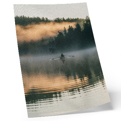 Lámina artística de alta calidad Barco con niebla en el lago, árboles verdes, reflejos en el agua