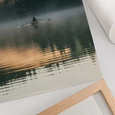 Lámina artística de alta calidad barco con niebla en el lago entre árboles verdes y reflejos en el agua
