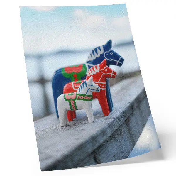 Póster de figuritas de caballos con colores saturados al estilo escandinavo