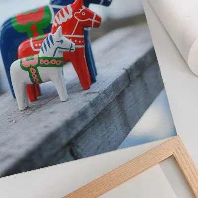 Póster de figuritas de caballos con colores saturados al estilo escandinavo