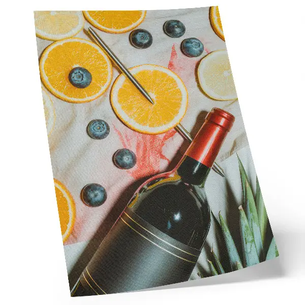 Póster de frutas y vino tinto con colores saturados sobre fondo claro
