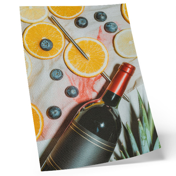 Póster con colores saturados Frutas coloridas y vino tinto sobre un fondo claro.