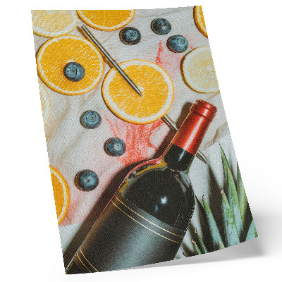 Póster con colores saturados Frutas coloridas y vino tinto sobre un fondo claro.
