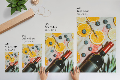 Póster con colores saturados Frutas coloridas y vino tinto sobre un fondo claro.
