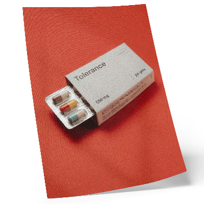 Póster de envase minimalista tipo cápsula con fondo de colores saturados