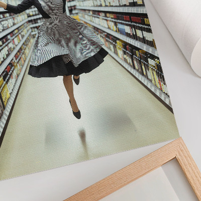 Póster Una mujer con un vestido retro salta en una tienda.