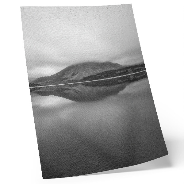 Póster con colores saturados Tonos grises montañas lago reflejo armonía