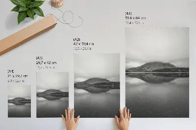 Póster de montañas con lago con reflejo en tonos grises y colores saturados