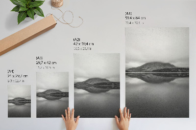 Póster con colores saturados Tonos grises montañas lago reflejo armonía