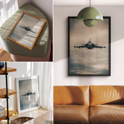 Póster con colores saturados Avión de combate monocromático en vuelo, encuadre dinámico.