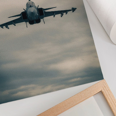 Póster con colores saturados Avión de combate monocromático en vuelo, encuadre dinámico.
