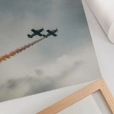 Póster con técnica minimalista de dos aviones en el cielo con colores saturados