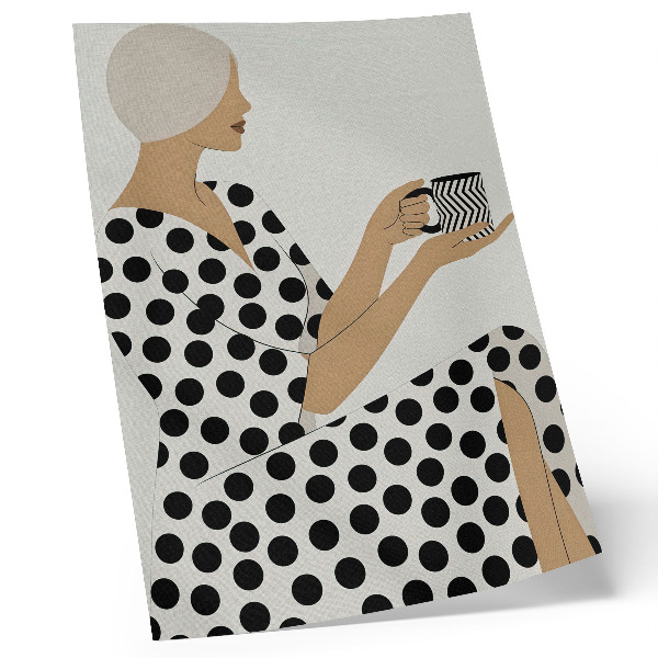 Póster Una mujer con un vestido color guisante sosteniendo una taza geométrica.