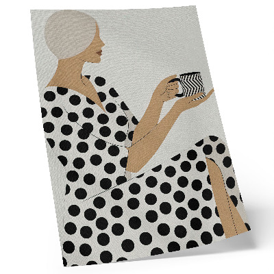Póster Una mujer con un vestido color guisante sosteniendo una taza geométrica.