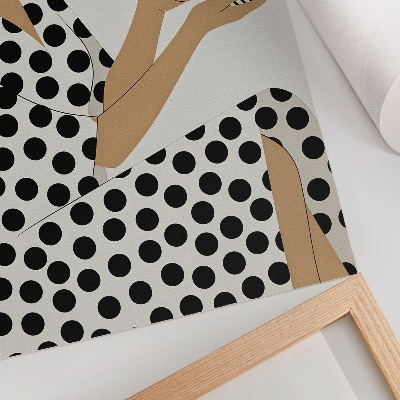 Póster Una mujer con un vestido color guisante sosteniendo una taza geométrica.
