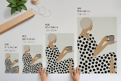 Póster Una mujer con un vestido color guisante sosteniendo una taza geométrica.