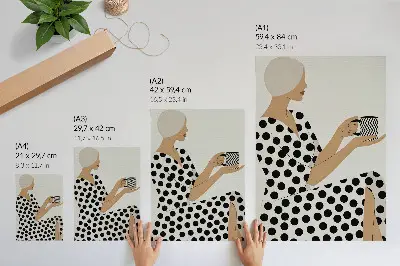 Póster una mujer con vestido color guisante sosteniendo una taza geométrica