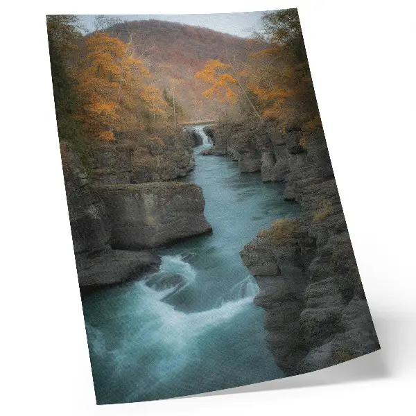 Póster paisaje otoñal con río de montaña y laderas rocosas
