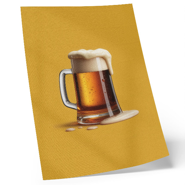Póster con colores saturados Una taza de bebida color ámbar, fondo amarillo, espuma cremosa.
