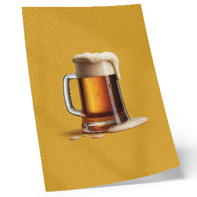 Póster con colores saturados Una taza de bebida color ámbar, fondo amarillo, espuma cremosa.