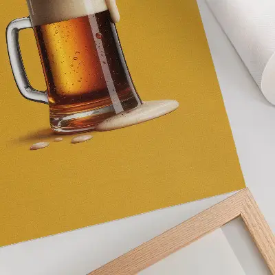 Póster con colores saturados de taza de bebida color ámbar sobre fondo amarillo con espuma cremosa