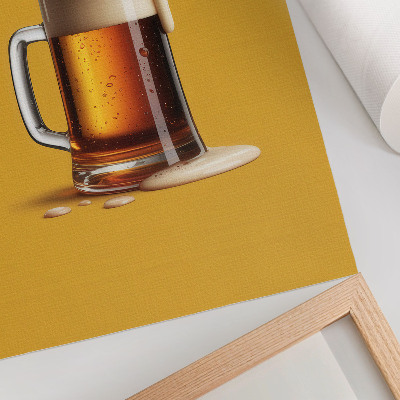 Póster con colores saturados Una taza de bebida color ámbar, fondo amarillo, espuma cremosa.