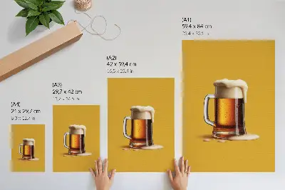 Póster con colores saturados de taza de bebida color ámbar sobre fondo amarillo con espuma cremosa