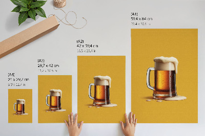 Póster con colores saturados Una taza de bebida color ámbar, fondo amarillo, espuma cremosa.