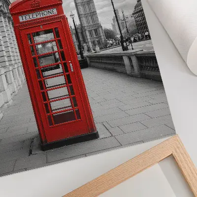 Póster cabina telefónica roja como icono de la ciudad con alto contraste