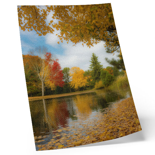 Póster con colores saturados Árboles coloridos junto al lago, ambiente otoñal
