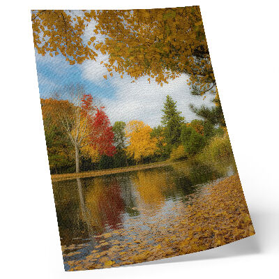 Póster con colores saturados Árboles coloridos junto al lago, ambiente otoñal