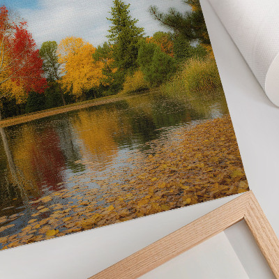 Póster con colores saturados Árboles coloridos junto al lago, ambiente otoñal