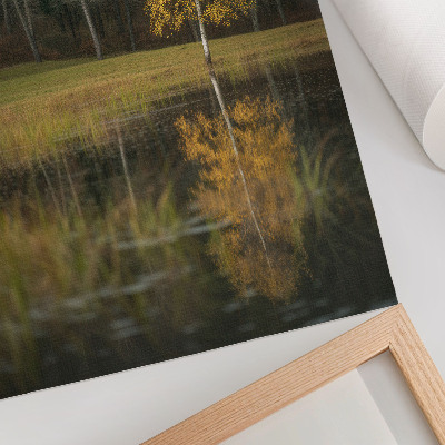Lienzo decorativo moderno Un árbol dorado con el telón de fondo de un bosque oscuro y un lago.